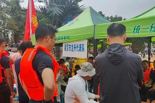 队记：勇士会在截止日前活跃起来 但没迹象表明会拆水花追组合